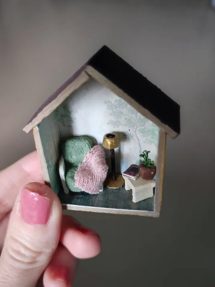 Roombox Miniature Dollhouse with Furniture 1/100 Reading Nook