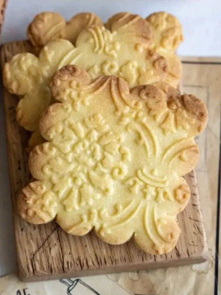 Rolling pin for cookies and clay Embossed rolling pin for cookies, gingerbread, dough, kitchen roller, wooden rolling