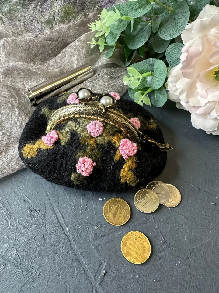 Coin purse with embroidery.