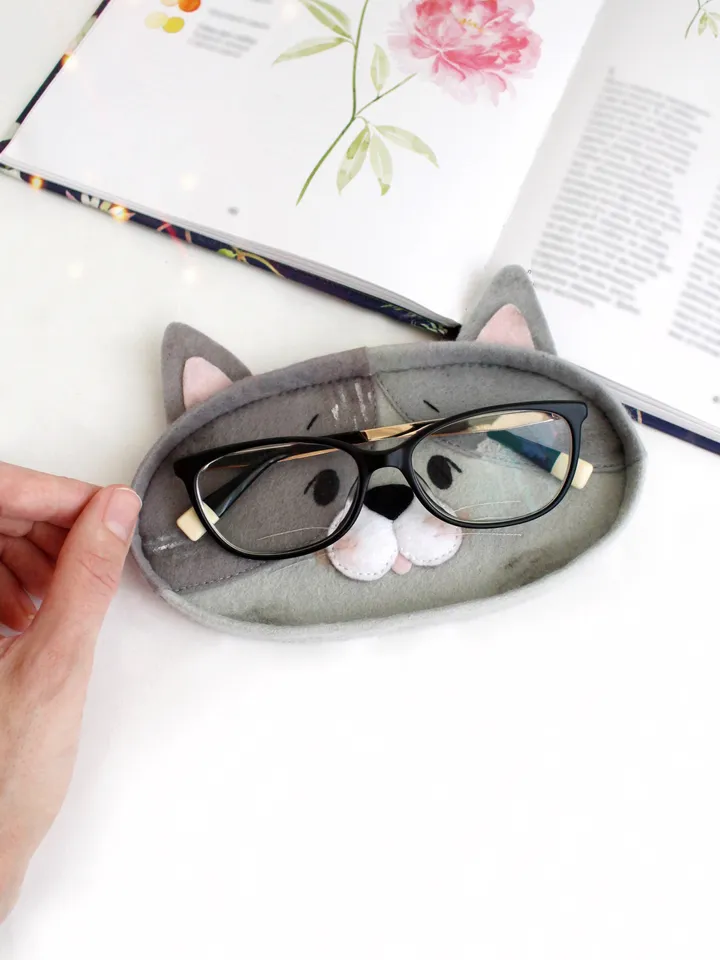 Felt cats eyeglasses holders hand sewing PDF tutorial with patterns. DIY spectacles holder. Handmade pets and book lover gift. Glasses wearer present