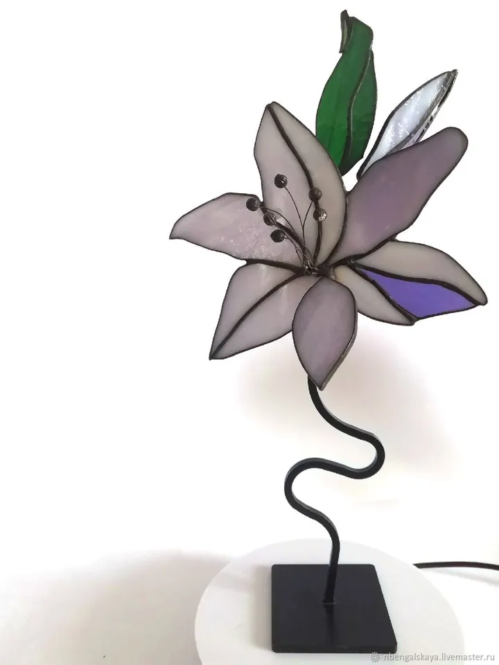 Stained Glass: Lily on a Stand, Graceful Lily – Glass Flower on Base, Lily Blossom – Tiffany Glass Sculpture, Elegant Lily – Decorative Glass Art, Delicate Lily – Handmade Glass Accent, Tiffany Lily – Floral Stained Glass on Stand