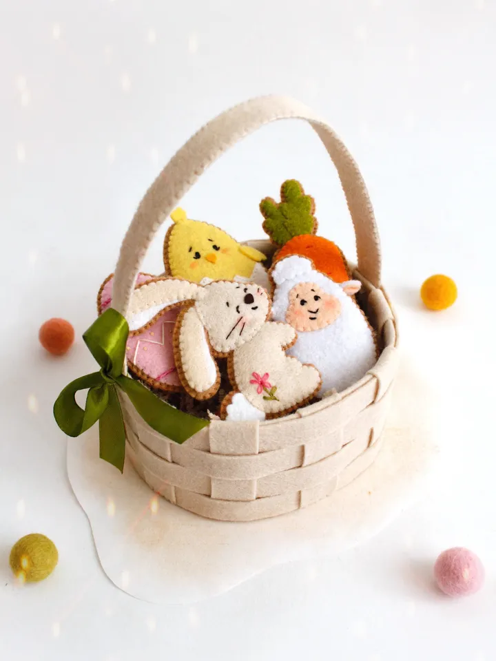 Felt garland with Easter cookies hand sewing PDF tutorial with patterns. DIY Easter ornament. Felt Easter wall decoration