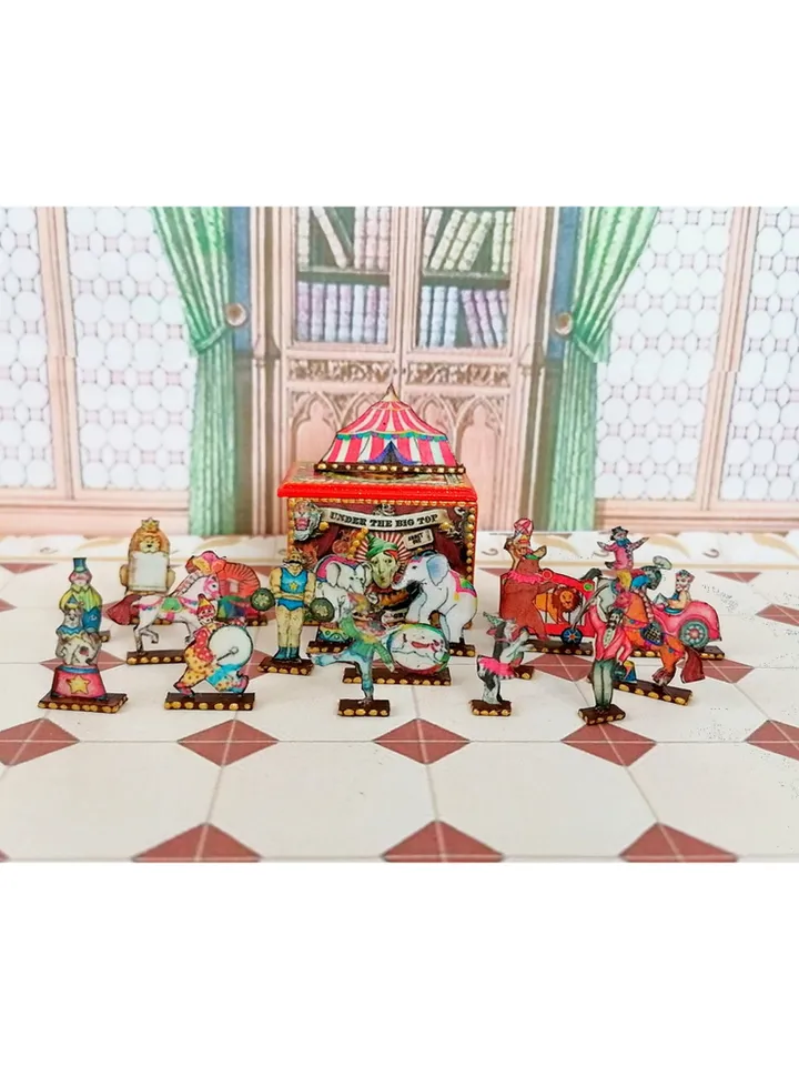 Box with circus figurines to fill the dollhouse in 1:12 scale. Completely handmade.