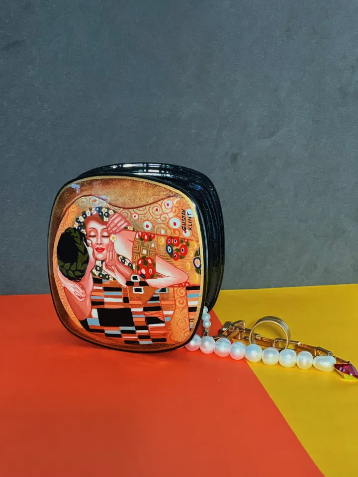 Beautiful Russian Lacquer Box " The Kiss " Hand painted miniature painting jewelry box Mother of pearl Papier mache Art gift Fedoskino