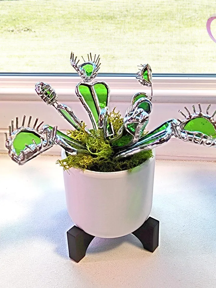 Stained Glass Venus Flytrap Suncatcher in Pot Unique Garden Decor Art Piece with Stand Decorative Home Accent for Carnivorous Plant Lovers