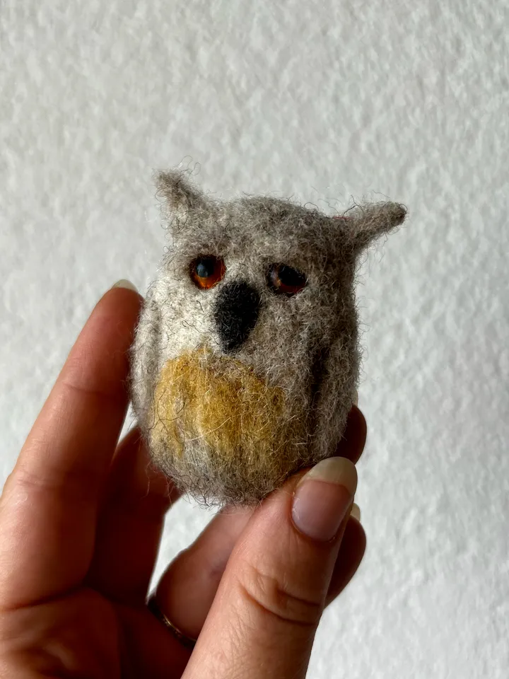 Owl felt brooch, handmade, felting, owl