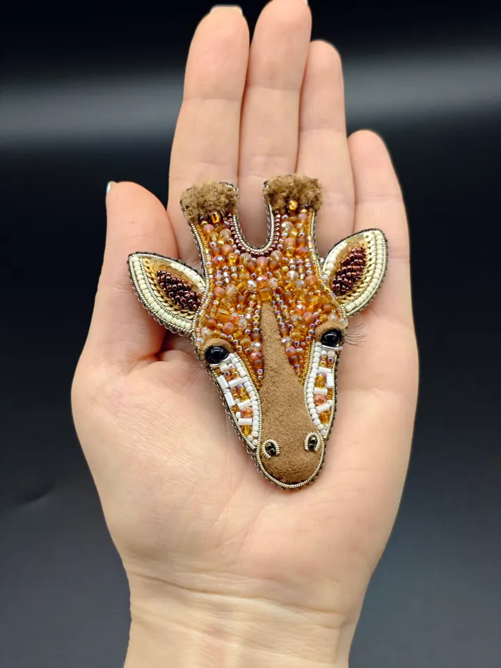 A giraffe brooch made of beads