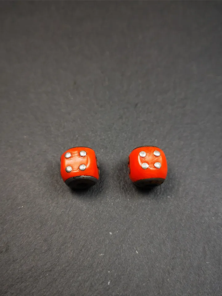 Gandhanra 1 Pair of Old Plastic Dice Beads,Marker Beads for Mala Necklace,Prayer Beads Accessories,0.47" × 0.47"