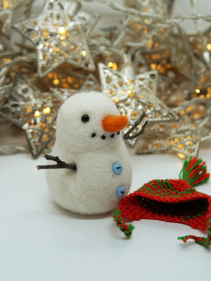 Needle felted snowman, Christmas gift, decoration, snowman in a striped hat, made to order