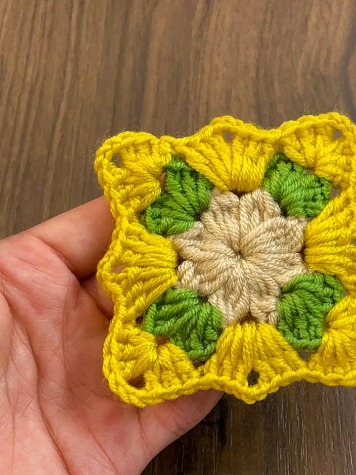 Small Crochet Square Pattern - Beautiful and Easy Granny Squares for Cozy Blankets and Cardigans - Ideal Present for Beginners