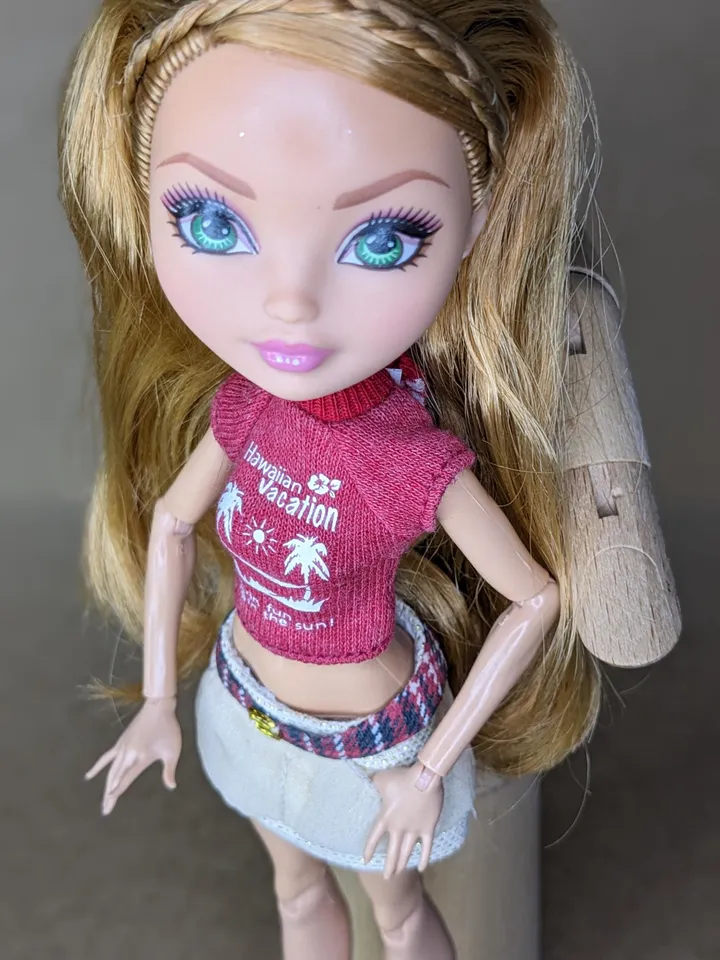 Red T-shirt or skirt for 10.5-inch female dolls (MH, EAH)