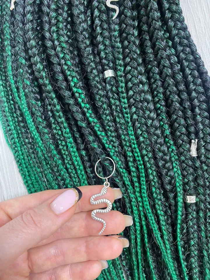Green synthetic Braids ombre hair extensions . Green dreads with beads. DE braids full set