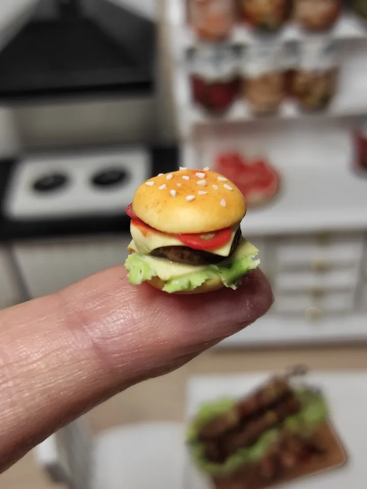 Fast food for dolls - Burger - Realistic burger - burger for dollhouse - miniature - mini food - dollhouse miniature
