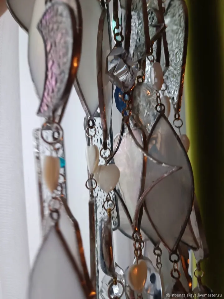 Snow-White Garland with Mother-of-Pearl Leaves and Dimensional Hearts, Pearl Whisper Suncatcher Garland, White Glass Garland with Mother-of-Pearl Leaves and Hearts, Handmade Tiffany Glass Garland with Iridescent Details,Elegant White Stained Glass Hanging