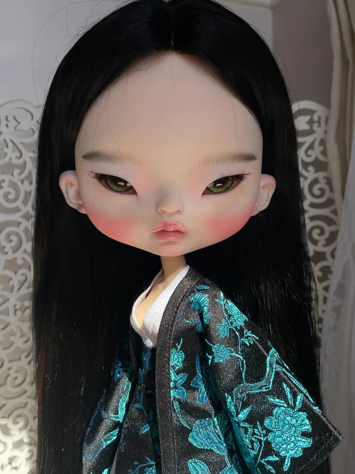 Blythe doll Asian with black hair