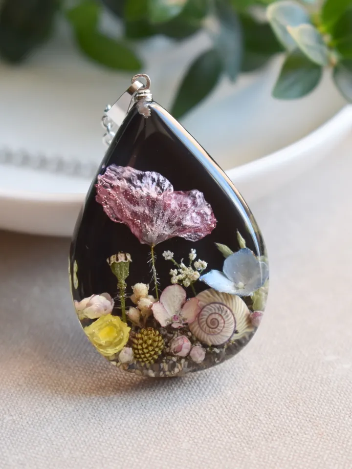 Tiny Flower Necklace. Poppy seed pods and shells in resin. Pendant with autumn flowers and herbs in resin.