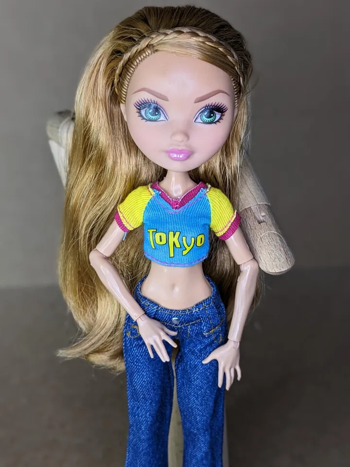 Blue & yellow T-shirt for 10.5-inch female dolls (MH, EAH)