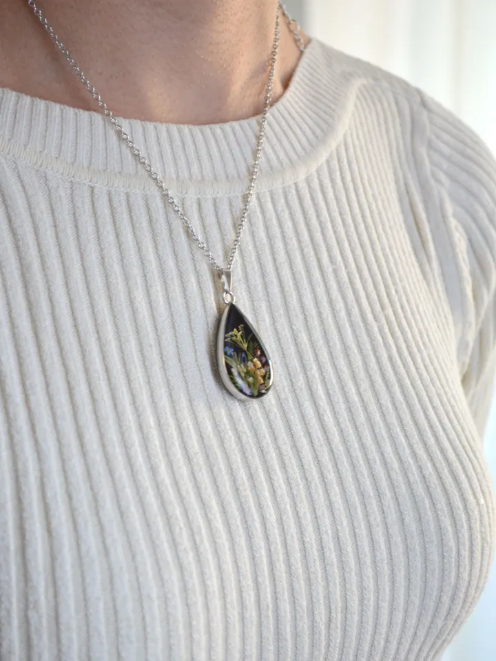 Pressed flowers Necklace. Real flower necklace. Botanical flower necklace.