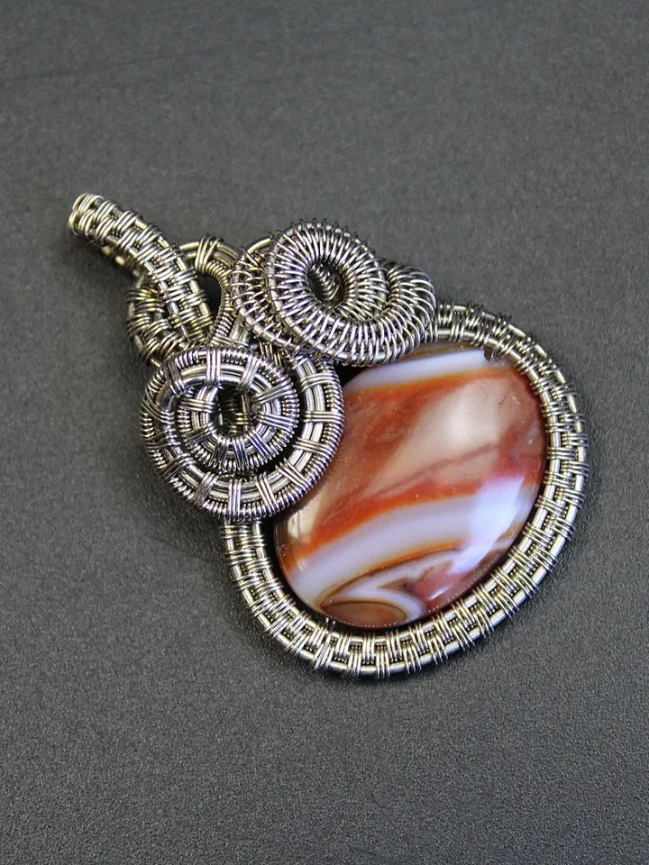 Handmade pendant made of nesilber wire with agate stone.