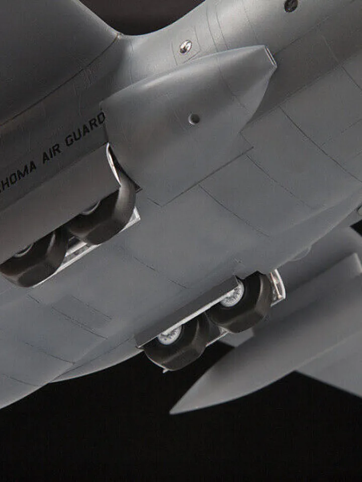 Original Zvezda 7321 American USAF Heavy Transport Plane C-130H Plastic Scale Model 1:72