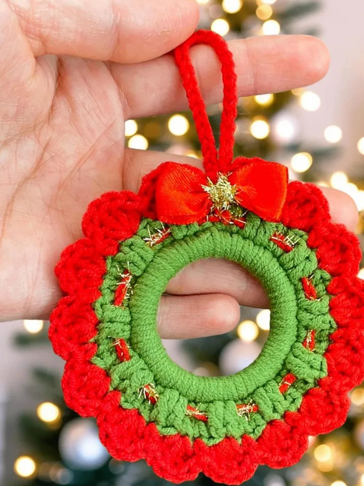 Christmas Crochet Wreath Ornament PDF Pattern – Easy DIY Holiday Decoration, Red & White Crochet Wreath with Pearls and Bow
