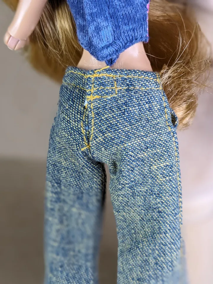 Gray T-shirts or jeans for 10.5-inch female dolls (MH, EAH)