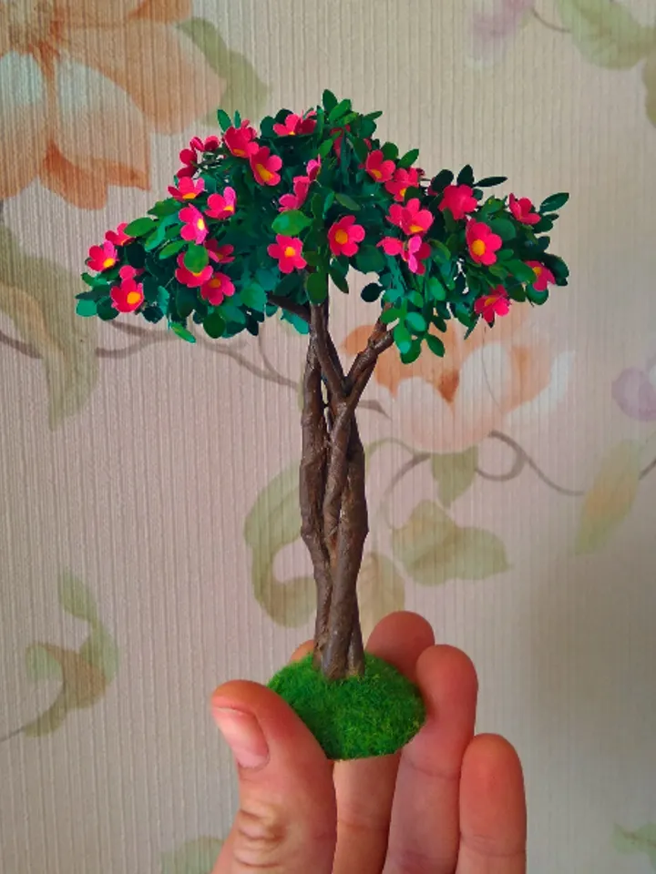 Miniature tree for your doll garden or yard.1:12 scale.