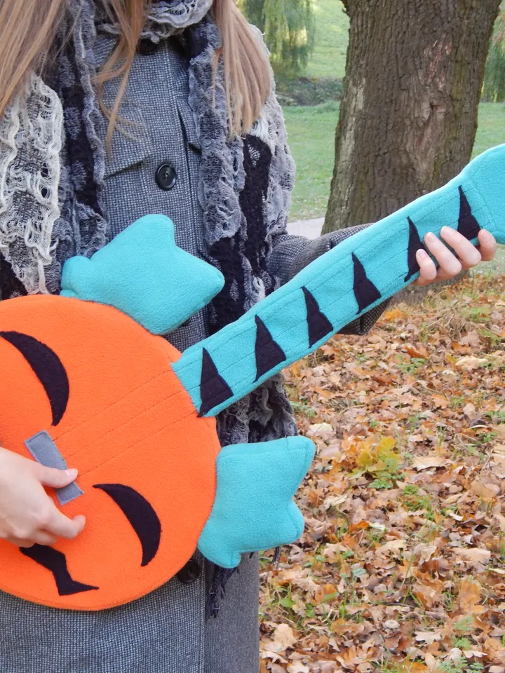 Vampirina's pumpkin guitar