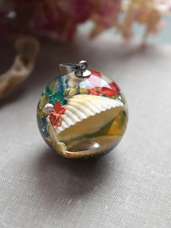 Shell with a pearl pendant. Sea pendant with shell, pearl and real flowers. Pinctada pendant.