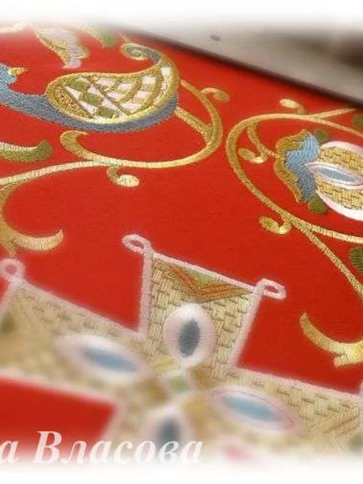 "Pava" is a set of designs for machine embroidery