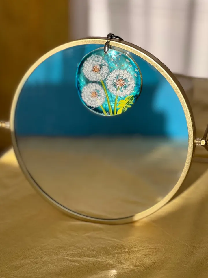 Nature's Delight: Artistic Nacre Pendant - Hand-Painted Three Dandelions on Blue, A Tribute to the Fleeting Beauty and Symbol of Resilience