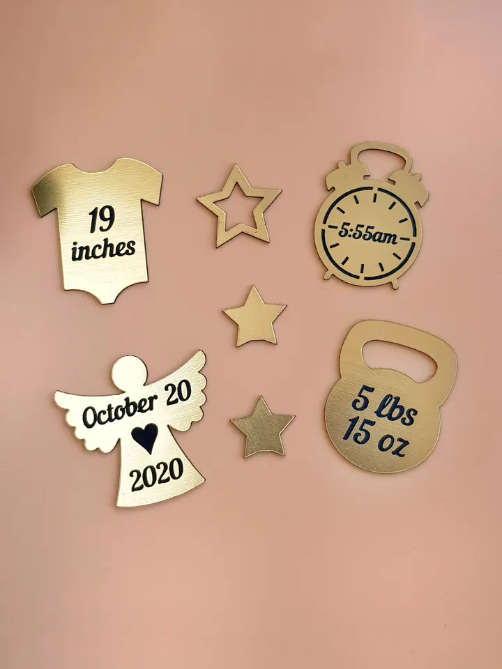 Figures with the baby's data. The child's DOB. Personalized figurines.