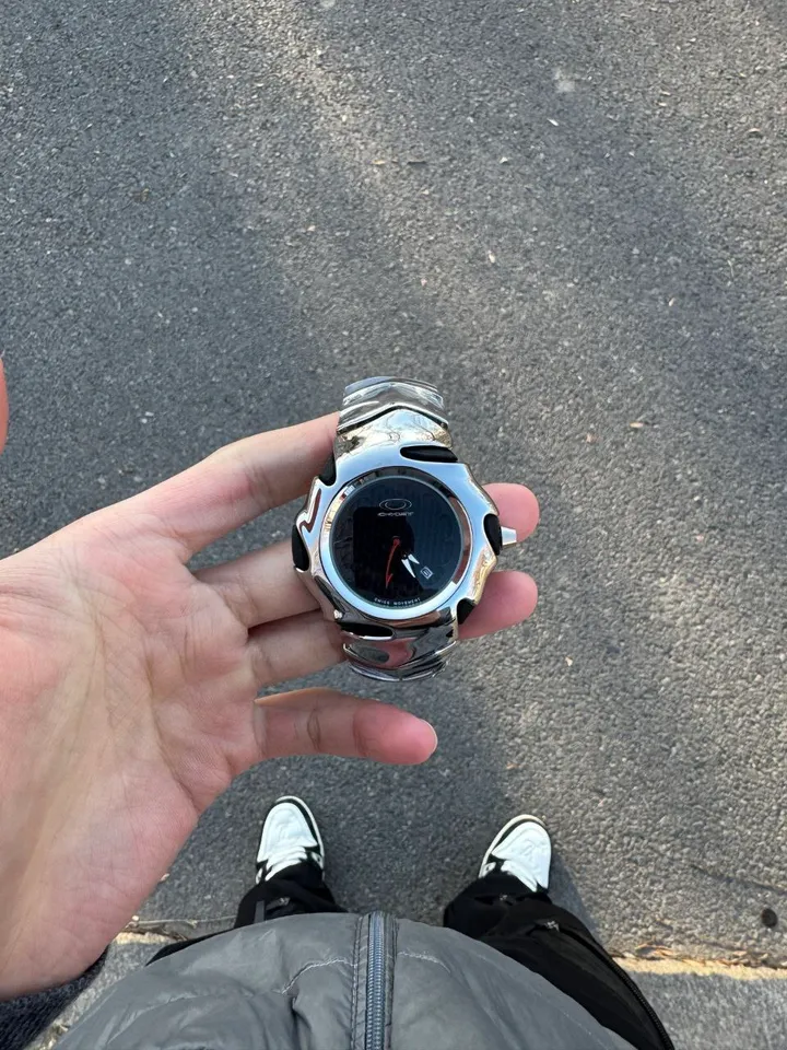 Oakley Y2K vintage watch: glossy case and stylish black dial