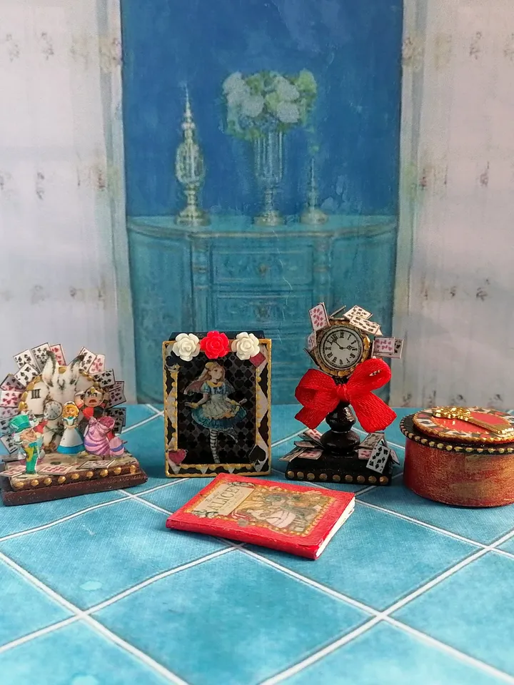 Dollhouse accessories set. Alice. Scale 1:12.