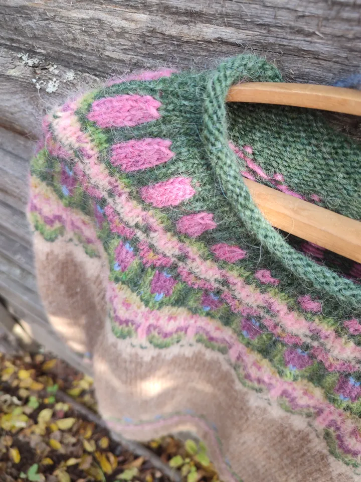 Wool sweater from Lopi yarn "Creamy sweetie"
