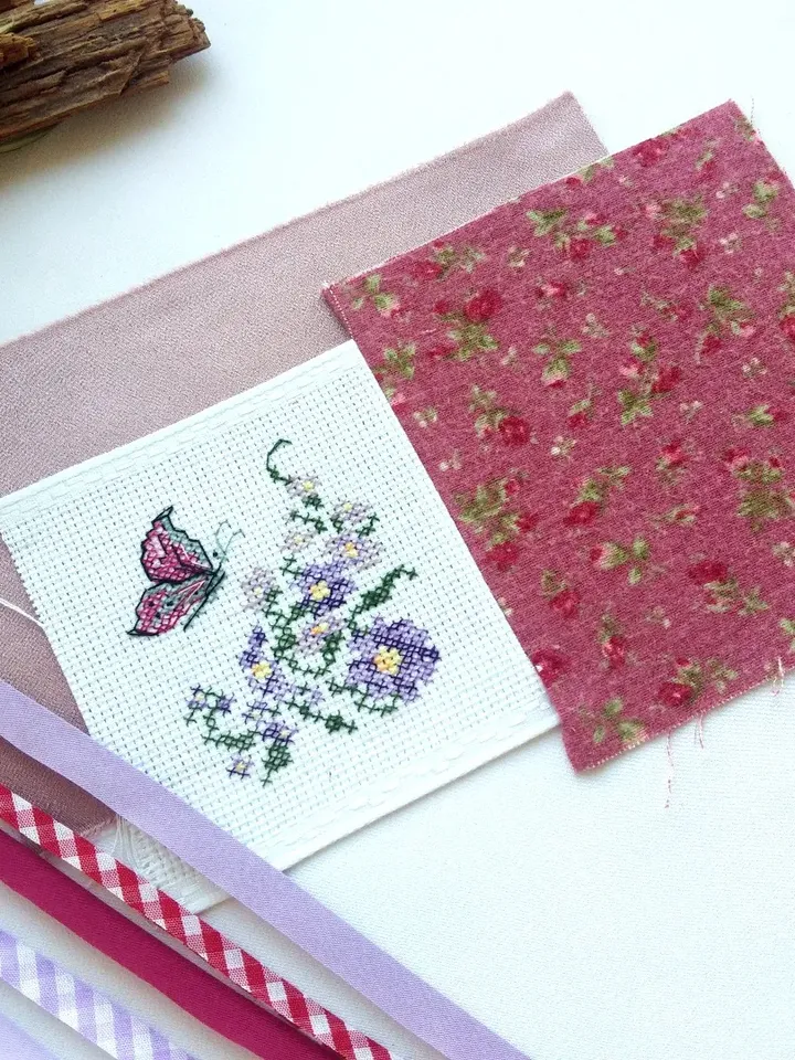 Personalized bookmark with flowers and butterfly, Hand embroidered gift for mom