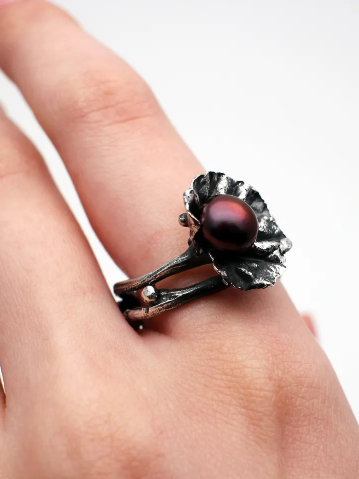 Nature-Inspired Silver Ring with Black Pearl