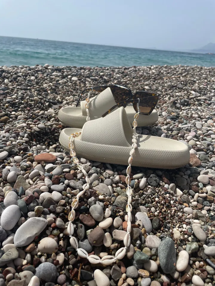 Cowrie shell sunglasses chain / boho accessories /eye glass holder handmade / coachella style / sunglasses puka cord