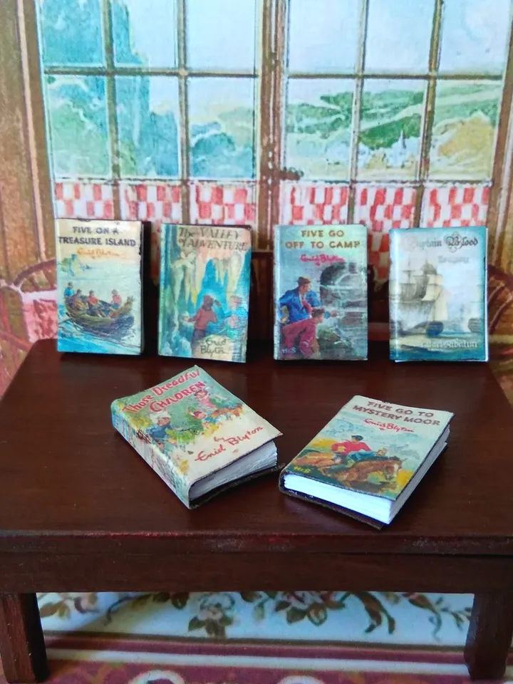 Books. A set of books. 6 items.1:12 scale.