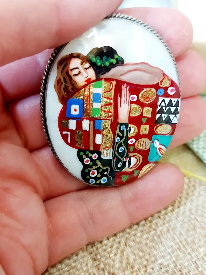 Brooches for women: The Embrace by Gustav Klimt on pearl brooches • Gorgeous brooch for lovers • Love & feelings • Painted lacquer pin