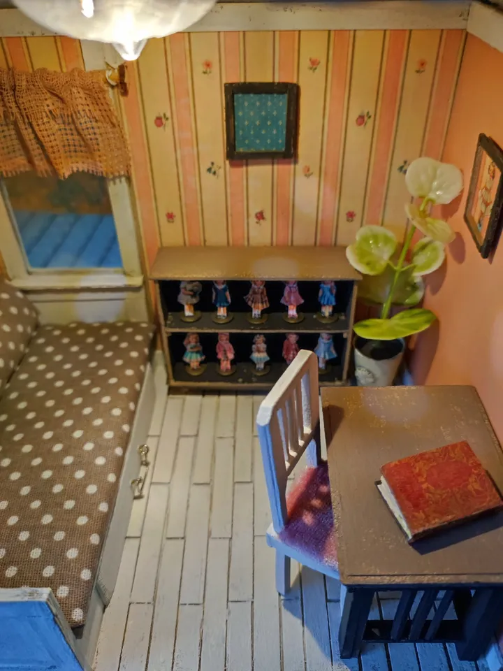 Miniature Roombox for Dolls Little Collector's Dollhouse 1/18 scale