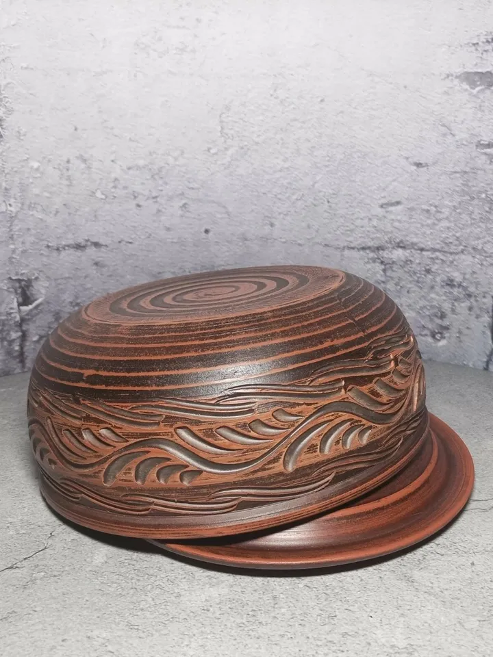 Pottery casserole 84.53 fl.oz Handmade from red clay, carved pattern