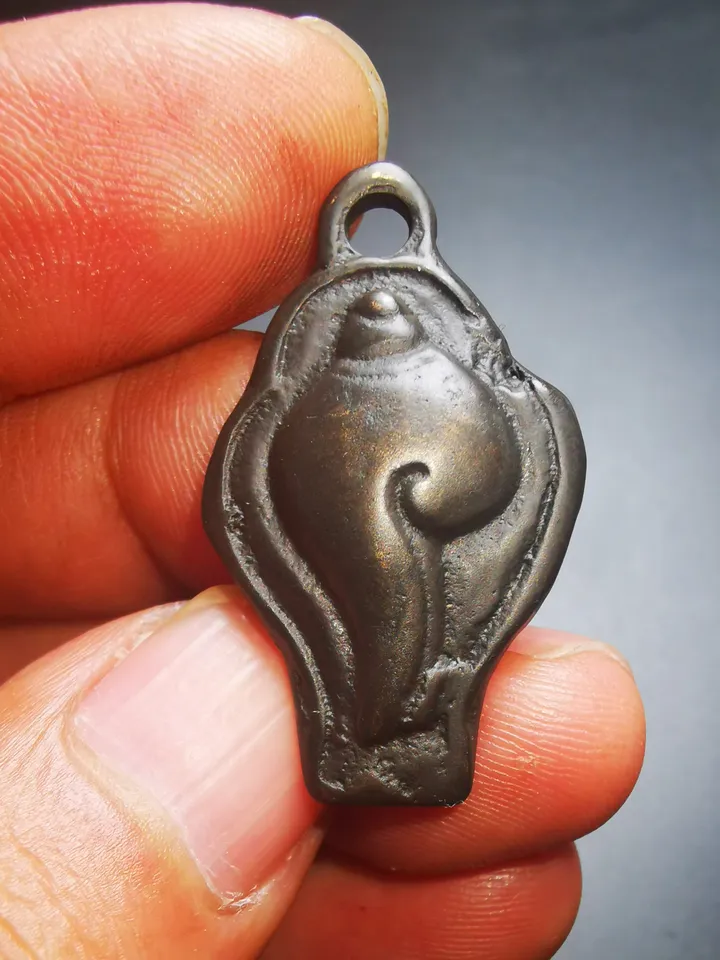 Gandhanra Antique Shankha(Divine Conch) Badge,Tibetan Buddhist Protective Amulet Pendant,Made of Thokcha,60 Years Old