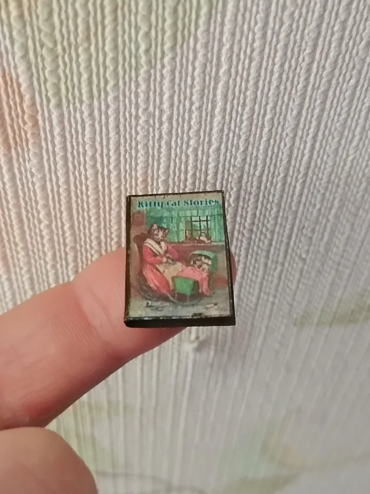 Books. A set of books. 6 items.1:12 scale.