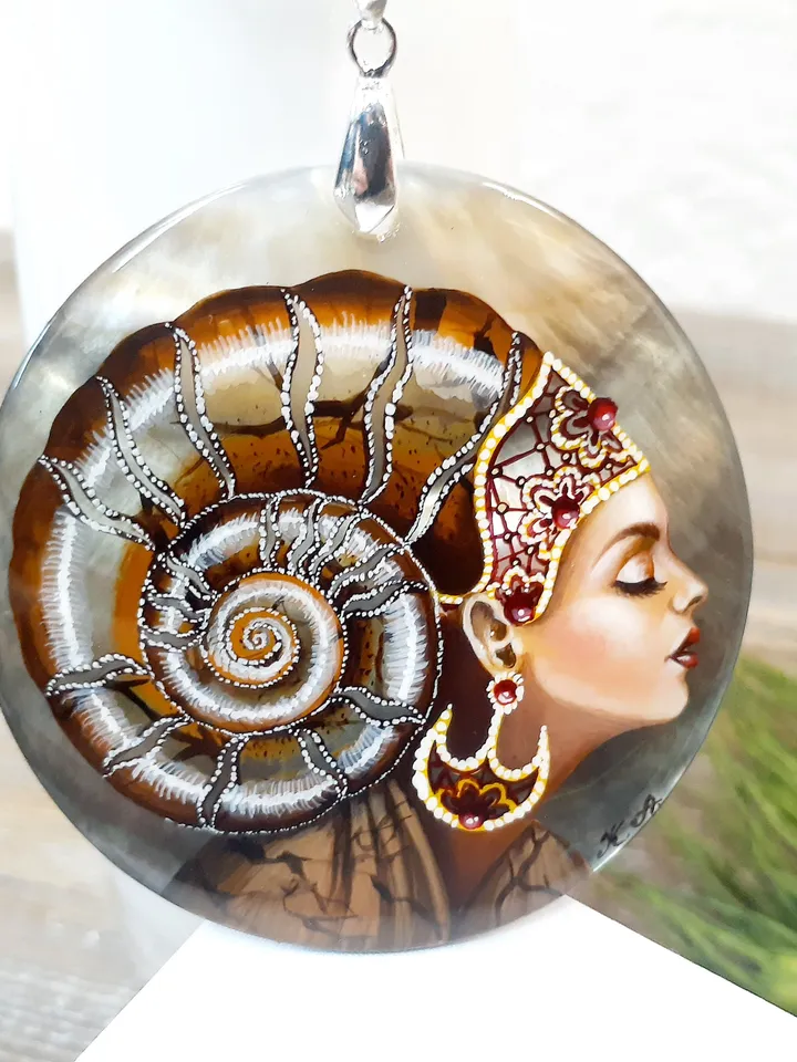 Nacre set necklace pendant and pearl earrings "Queen Ammonite". Mother-of-pearl. Hand-painted on shell. Hand painted miniature Jewelry