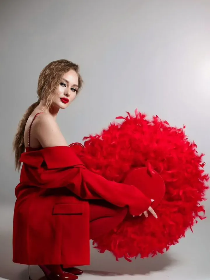 Big Hat, Hat with feathers, a photo shoot hat, a red hat, a giant hat, a burning man