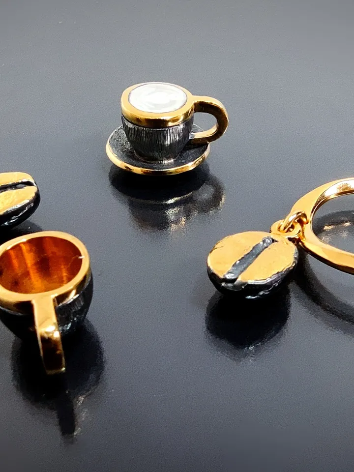 Set of miniature cup and gaitan (cord)