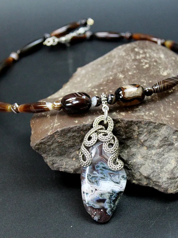 Handmade necklace made of agate.