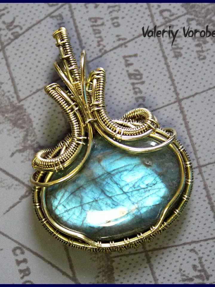 Handmade pendant made of brass wire and labradorite cabochon.