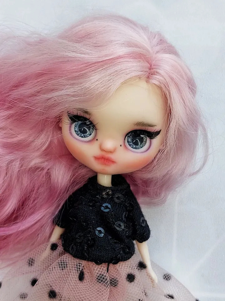 Petite Blythe doll with pink hair